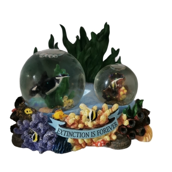 SEAWORLD collectable glitter globe - Picture 1 of 2